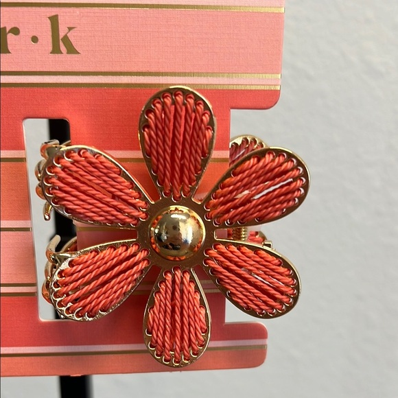 Piper K | Metal Flower Hair Clips - Picture 4 of 6